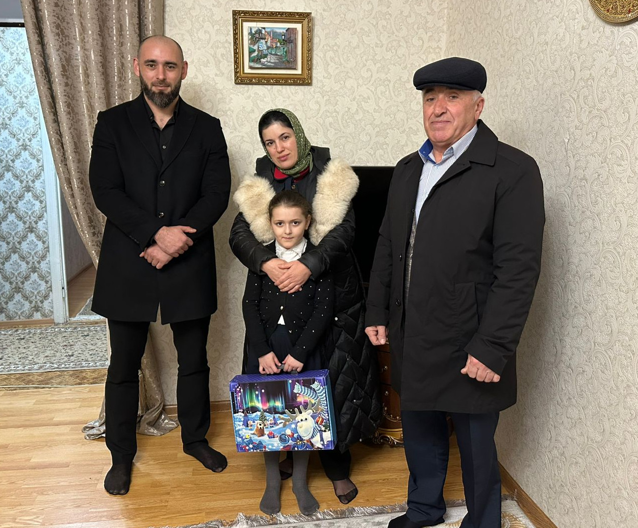 Коллектив Комплексного центра социального обслуживания населения в Каякентском районе поздравил семьи с детьми погибших участников специальной военной операции с наступающим Новым годом.