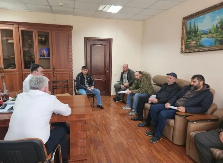 и.о. Директора Центра Магомедсалам Яхьяев и Начальник УСЗН Ибрагим Кадырбеков провели рабочую встречу с участниками специальной военной операции и членами их семей.