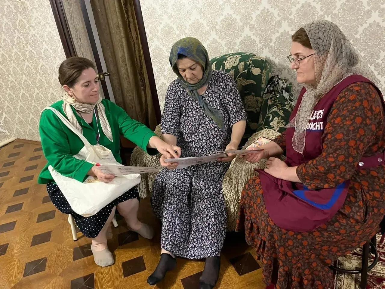 Социальные работники информируют граждан пожилого возраста и инвалидов о Выборах в Госдуму 2026г.