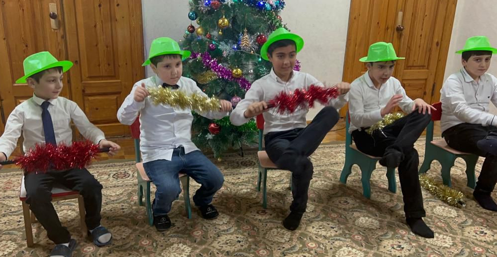 Новогодний утренник в отделениях обслуживания детей и семей с детьми